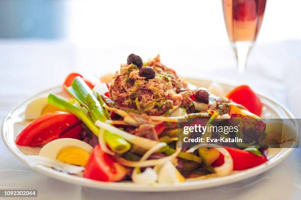 salade nicoise - green which rose stockfoto's en -beelden