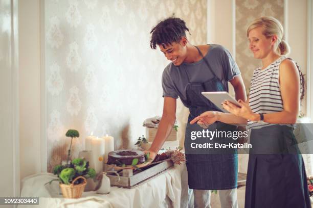 colaboración hace que una pequeña empresa exitosa - organizador de eventos fotografías e imágenes de stock