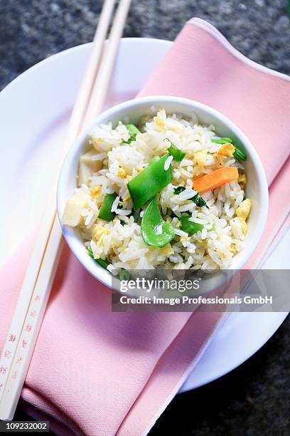 china, egg rice with vegetables in bowl - fried rice stock-fotos und bilder