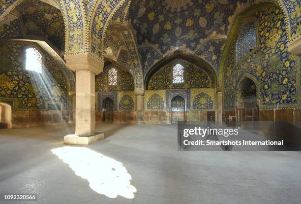 sunbeams illuminate the interior of "masjed-e shah" mosque ("shah mosque") in isfahan, iran - masjid jami isfahan iran stockfoto's en -beelden