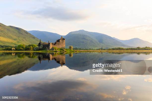 great britain, scotland, scottish highlands, argyll and bute, loch awe, castle ruin kilchurn castle - schotland stockfoto's en -beelden