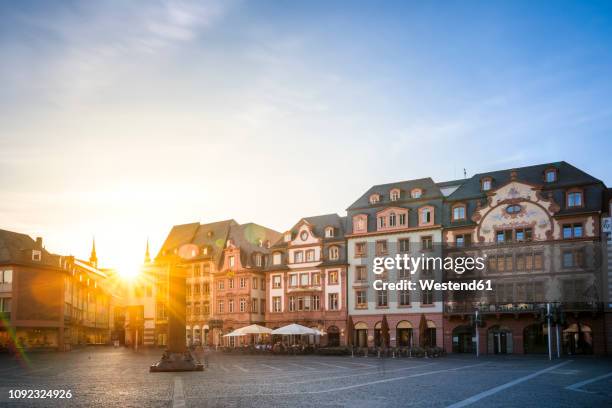 germany, rhineland-palatinate, mainz, old town, cathedral square against the sun - mayence photos et images de collection