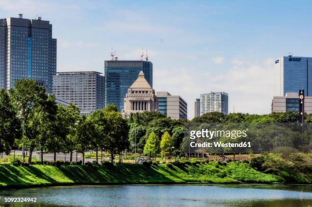 japan, tokyo, chiyoda district, lake in imperial palace area - imperial palace tokyo stock-fotos und bilder