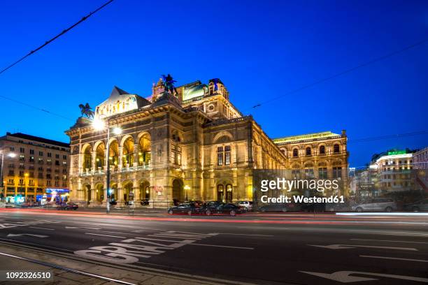 austria, vienna, vienna state opera, blue hour - weense staatsopera stockfoto's en -beelden