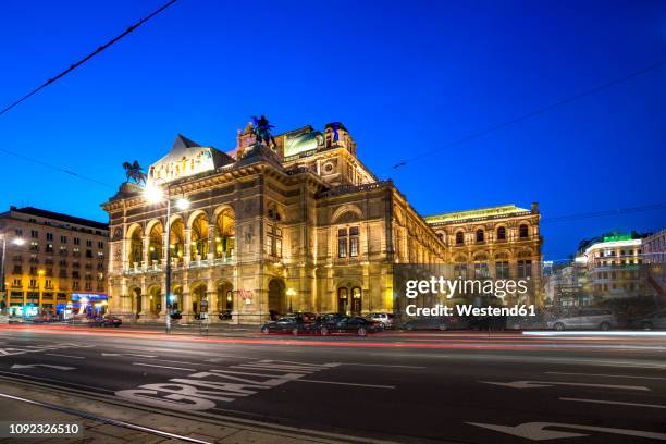 austria, vienna, vienna state opera, blue hour - ópera de viena imagens e fotografias de stock