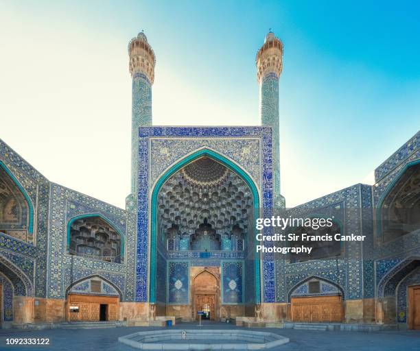 facade of "masjed-e shah" mosque ("shah mosque") on "naqsh-e jahan square" in isfahan, iran - isfahan foto e immagini stock