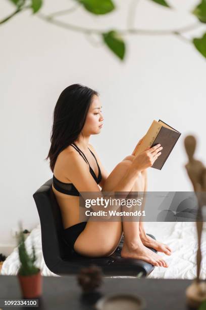 Девушка С Книгой Эротика Девушка С Книгой Эротика