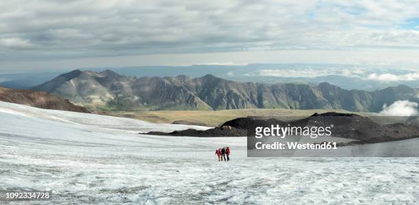 russia, upper baksan valley, caucasus, mountaineers ascending mount elbrus - snowfield fotografías e imágenes de stock