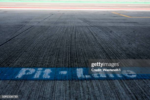 writing pit lane on racetrack - boxenstopp stock-fotos und bilder