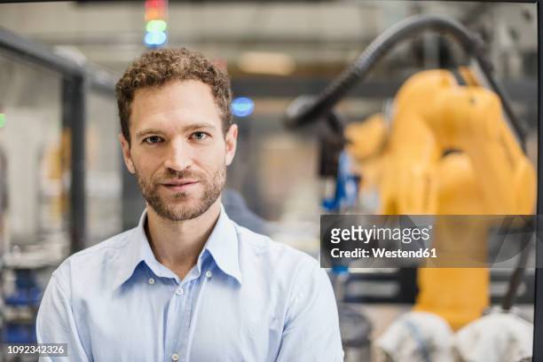 businessman working in high tech company, portrait - industrie porträt stock-fotos und bilder