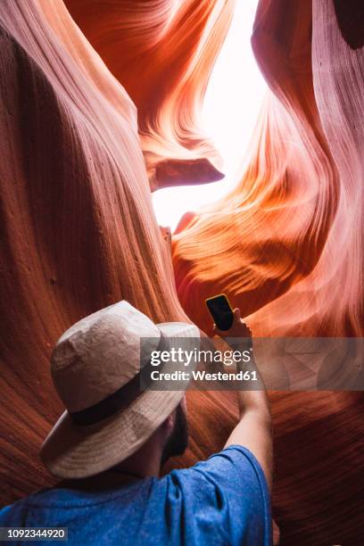 usa, arizona, lower antelope canyon, tourist photographing - lower antelope photos et images de collection