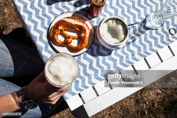 breakfast with bavarian veal sausage, wheat beer and pretzls - witbier stockfoto's en -beelden