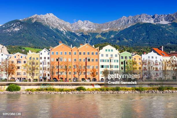 de waterfront inn rivier in het centrum van innsbruck tirol oostenrijk - inn stockfoto's en -beelden