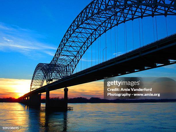 hernando desoto bridge, memphis - memphis stock-fotos und bilder