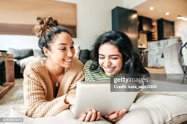 social media für studenten und studienerfolg - hispanic woman computer stock-fotos und bilder