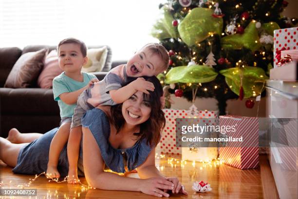 kerst zomer met alleenstaande moeder en haar zonen - christmas summer stockfoto's en -beelden