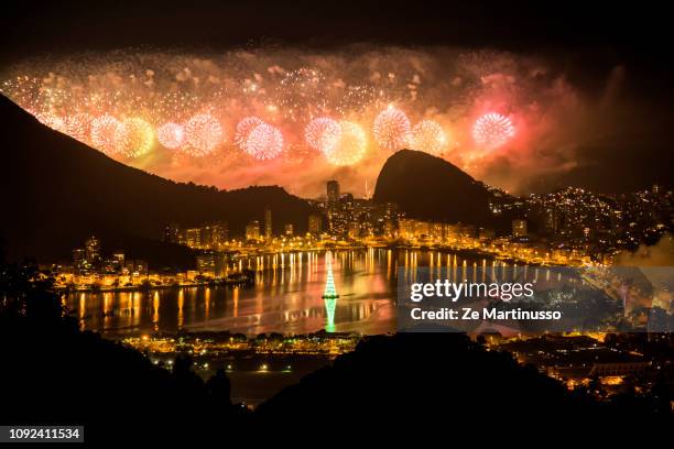 fireworks in copacabana - playa de copacabana fotografías e imágenes de stock