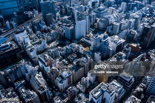 paisagem de uma cidade com uma grande estrada - overhead view of traffic on city street tokyo japan - fotografias e filmes do acervo