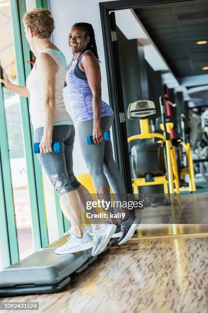 twee vrouwen in de sportschool doen kalf werpt - kuit menselijk been stockfoto's en -beelden