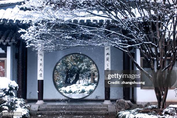 chinese traditional scene garden scenery snow in hangzhou - west lake hangzhou fotografías e imágenes de stock