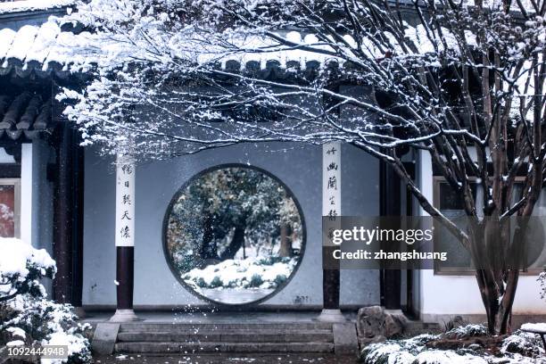 chinese traditional scene garden scenery snow in hangzhou - west lake hangzhou 個照片及圖片檔