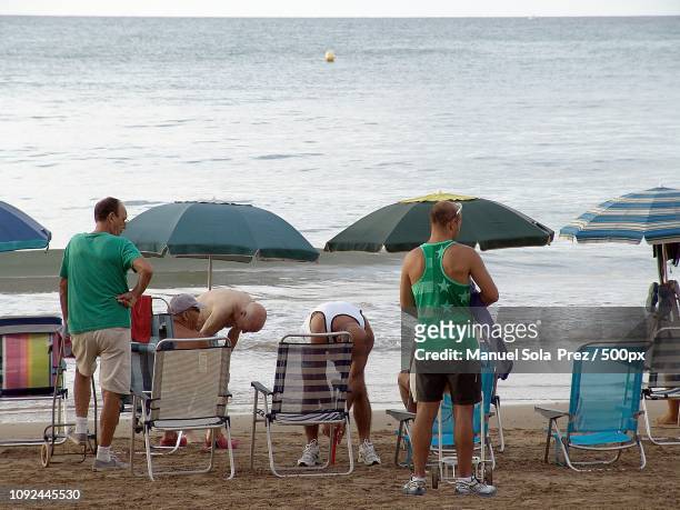 el arte de colocar la sombrilla xxxiii - sombrilla playa stock pictures, royalty-free photos & images