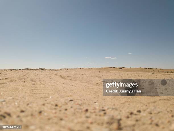 desert road, low angle view - öde landschaft stock-fotos und bilder