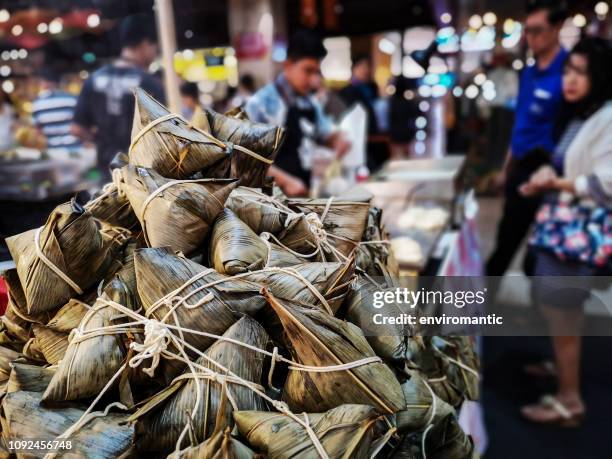 bananenblatt gewickelt und gebunden gedämpfte parzellen ausgesprochen "lo mai gai", das ist eine chinesische delikatesse genossen in thailand, bestehend aus gedünstetem hühnchen mit kräutern, zum verkauf an ein fast-food thai lebensmittel-markt in chia - bananenblatt stock-fotos und bilder