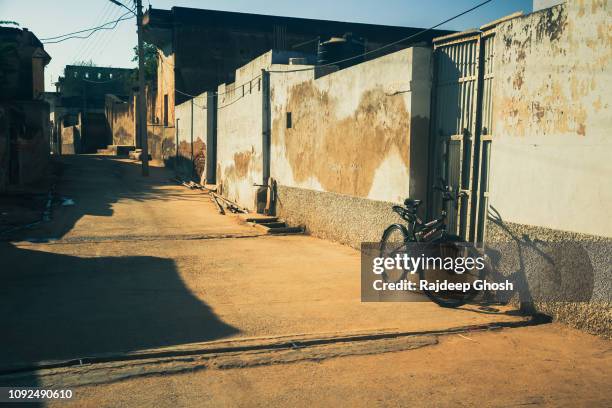 alleys of shekhawati - indian road stock-fotos und bilder