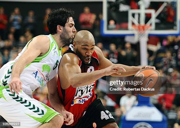 Khalid El-Amin, #42 of Lietuvos Rytas competes with Berni Rodriguez, #5 of Unicaja during the 2010-2011 Turkish Airlines Euroleague Top 16 Date 4...