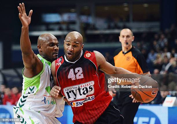 Khalid El-Amin, #42 of Lietuvos Rytas competes with Roderick Blakney, #12 of Unicaja in action during the 2010-2011 Turkish Airlines Euroleague Top...