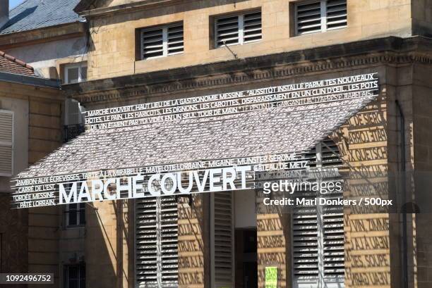 entrance of metz covered market - mari donkers photos et images de collection