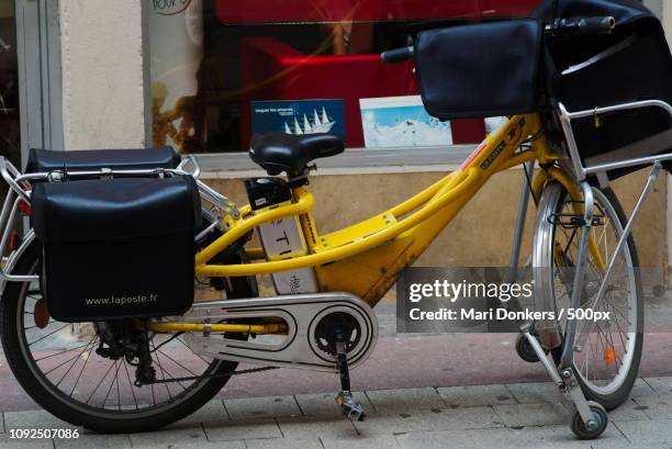 french la poste mail service gitane e-bike - mari donkers stock pictures, royalty-free photos & images