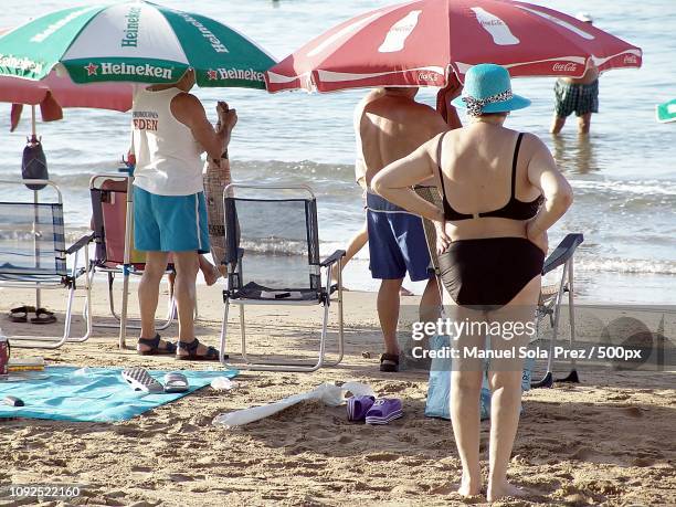 el arte de colocar la sombrilla xlvi - sombrilla de playa stockfoto's en -beelden