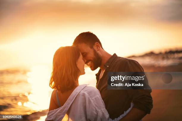 summer romance. - casal romântico imagens e fotografias de stock