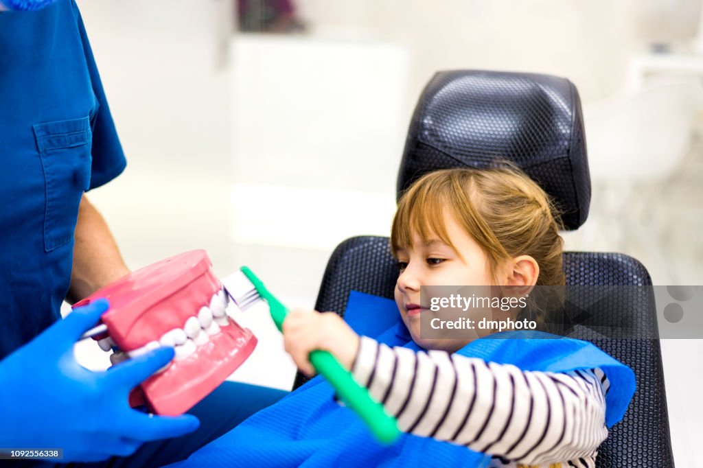 Zahnarzt Lehre niedliche Mädchen über Mundhygiene
