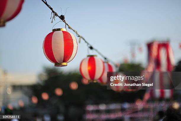 japanese festival lanterns in the evening - linterna de papel fotografías e imágenes de stock