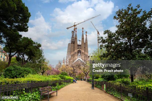 view of the sagrada familia, a large roman catholic church in barcelona, spain. - sagrada familia stockfoto's en -beelden