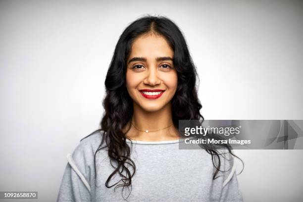young woman smiling against white background - cabelo preto - fotografias e filmes do acervo