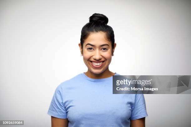 young woman smiling against white background - latijns amerikaanse en hispanic etniciteiten stockfoto's en -beelden
