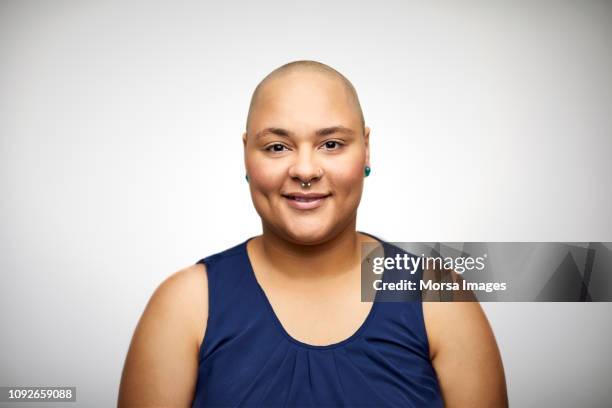 portrait of confident woman with shaved head - vollglatze stock-fotos und bilder