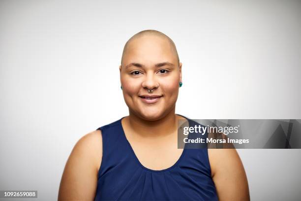 portrait of confident woman with shaved head - shaved head fotografías e imágenes de stock