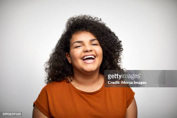 teenage girl laughing on white background - formeel portret stockfoto's en -beelden