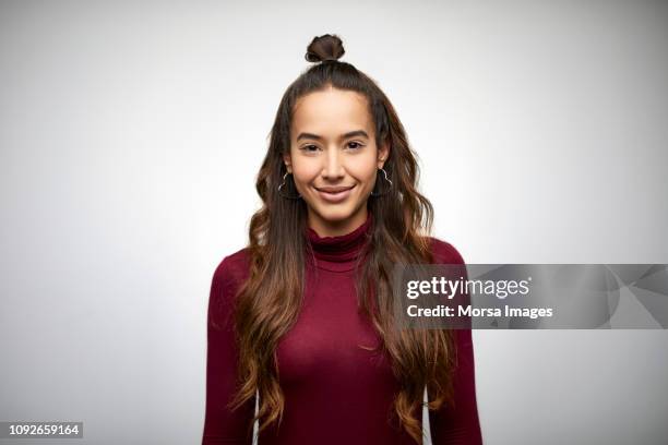 beautiful young woman with long brown hair - 20 29 jaar stockfoto's en -beelden