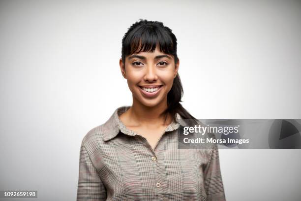 beautiful young woman smiling on white background - franja estilo de cabelo imagens e fotografias de stock