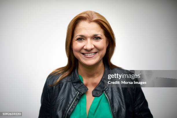 portrait of woman smiling on white background - casaco preto - fotografias e filmes do acervo