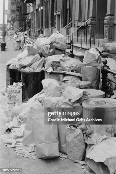 Garbage Riots Garbage Strike A Photos et images de collection - Getty Images