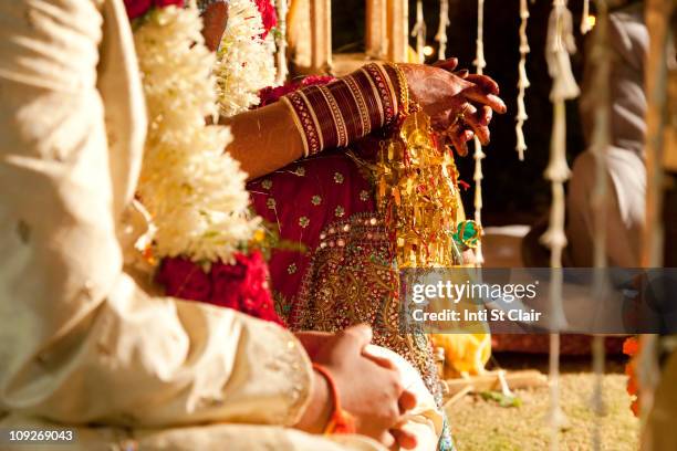 couple in ornate, traditional indian wedding clothing - indian bride stock-fotos und bilder