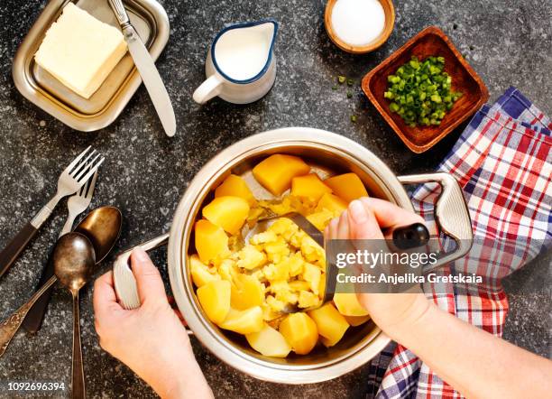 cooking a mashed potatoes - gekookte aardappel stockfoto's en -beelden