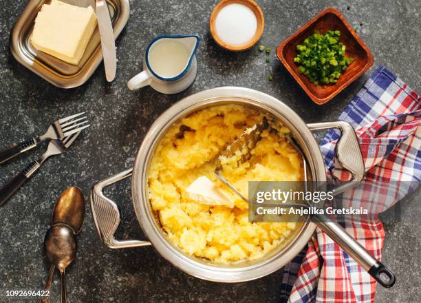 mashed potato in cooking pan on wooden table - pureed stockfoto's en -beelden